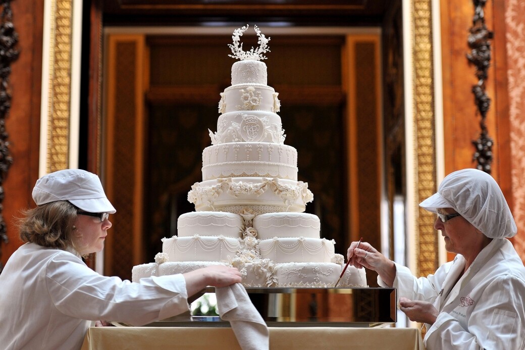 Fiona Cairns）製作了900朵精緻的糖漿鮮花來裝飾這對夫婦的結婚蛋糕，她的團隊