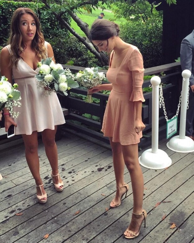 Emily Ratajkowski在自己的婚禮穿了一件褲裝，在閨蜜的婚禮就沒那麼任性了！設計簡