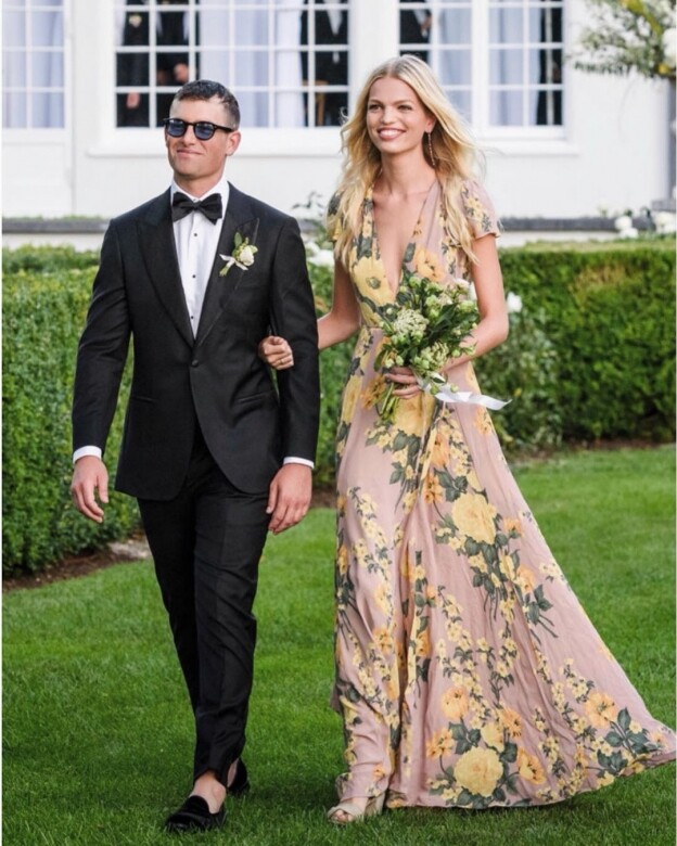 別以為「印花」伴娘裙很奇怪，荷蘭超模 Daphne Groeneveld 的伴娘服也選擇了它，飄逸的長