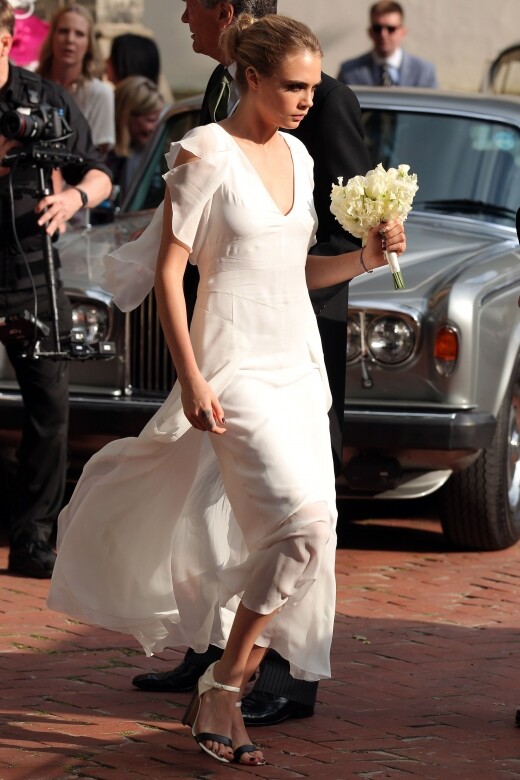 「搞怪超模」Cara Delevingne是姊姊Poppy 婚禮上唯一的伴娘，她了一件白色禮服，設計簡約