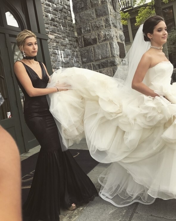 在姊姊 Alaia Baldwin 的婚禮上，Justin Bieber老婆Hailey Baldwin穿了一件黑色的魚尾裙，復古的配飾