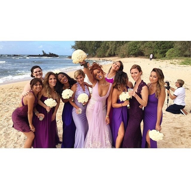 Rihanna閨蜜的婚禮上讓伴娘們穿上紫色的禮服，Rihanna的淡紫色雖然有點突兀，這