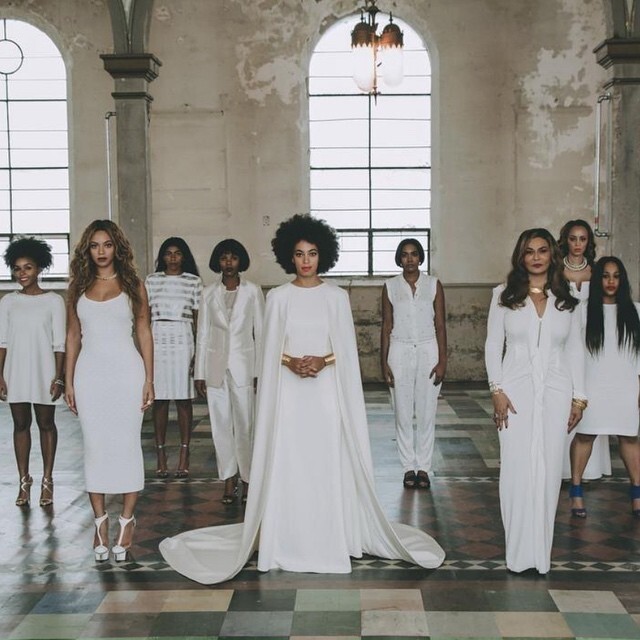 近年的婚禮好像很流行穿白色啊！Beyoncé的妹妹 Solange 的婚禮上，每個伴娘都穿上