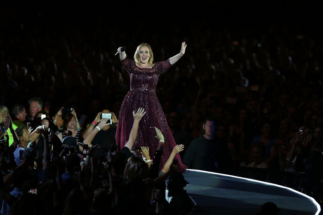 終於，Adele在澳洲布里斯班舉行演唱會，介紹代表歌曲《Someone like you》時，Adele談及：「我會