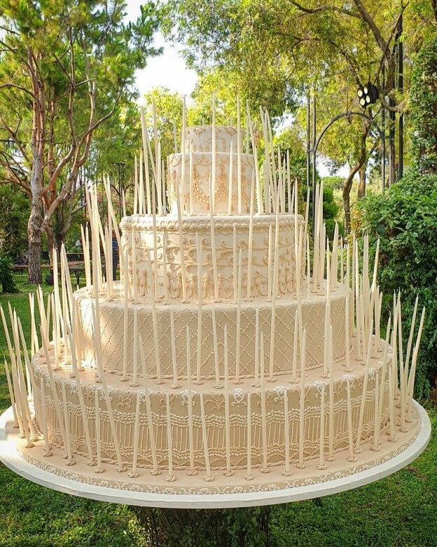 連婚禮蛋糕也走豪華浮誇路線，比人還要高的五層巨型蛋糕上還放了52