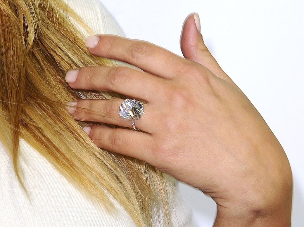 訂婚戒指：20卡鑽石戒指