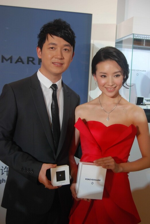 2005年，因拍攝電視劇《紅衣坊》與潘粵明結識，2008年1月董潔在香港為《龍虎門
