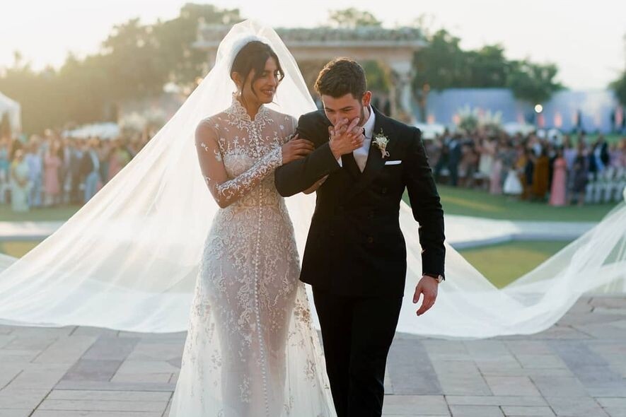 這場簡約的婚禮和弟弟Nick Jonas在今年初的四天奢華婚宴形成強烈對比；其