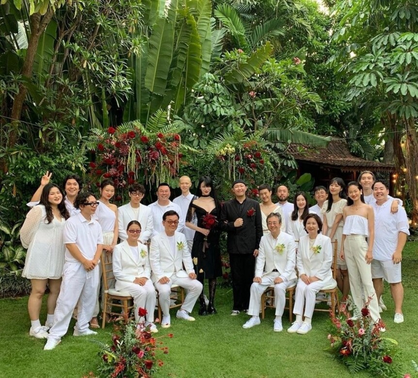 海島風情的大自然風景下，婚禮來賓清一色都以全白裝束出席，正好與全