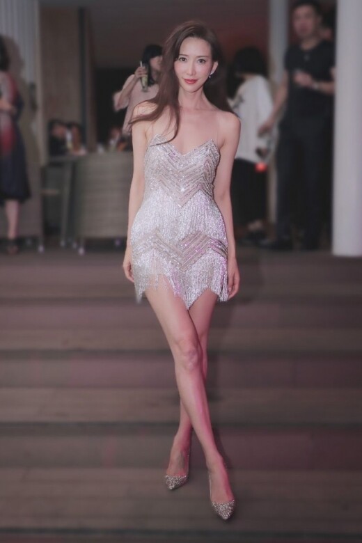 林志玲在婚禮After Party 中選擇了訂製服品牌Nicole + Felicia銀色流蘇短裙超辣現身。Nicole