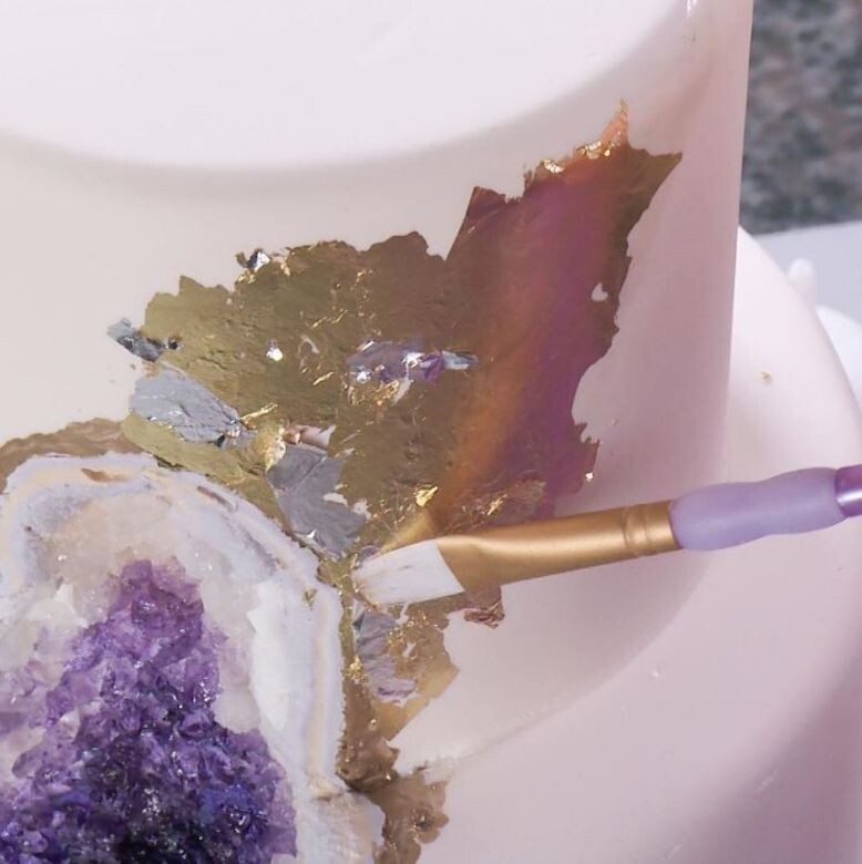有別於某些傳統結婚蛋糕，整個水晶蛋糕都可以食用，製作過程中蛋糕師