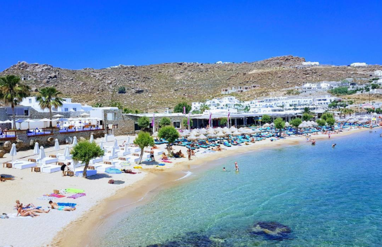 希臘米科諾斯島Mykonos海灘是一個名副其實的天堂海灘，你可以在沙灘沿岸