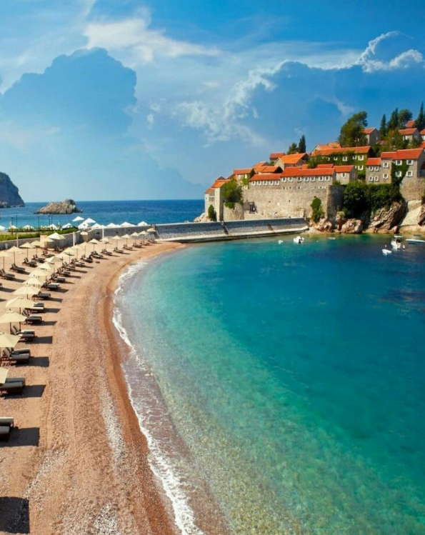 黑山共和國Ladies海灘是一處專為女性提供自然的洗浴場所，這裡的水質據