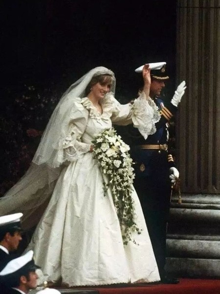 如果你還是糾結萬分，那麼就來看看皇室婚禮花球的秘密吧！英國戴安娜