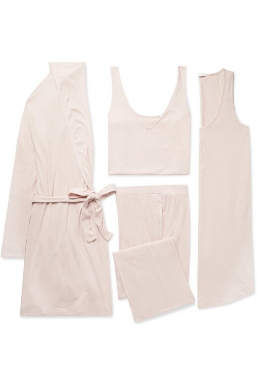 SKIN 粉嫩睡衣套組 約$2,884女孩之間送睡衣，是最親密的情感表達。有質感的