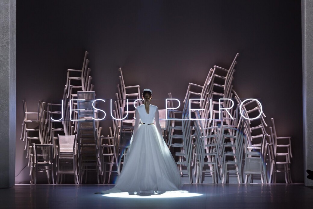 2020 年年新的 JESUS PEIRO 新娘系列列的靈靈感來來⾃自當時參參觀世界上最⼤大的