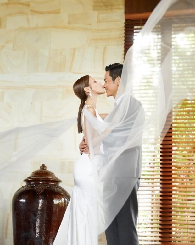 陳凱琳結婚造型：白色緞面禮服裙擺的魚尾剪裁更能突顯下半身的優美