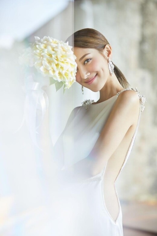 陳凱琳結婚造型：白色禮服在婚紗照中，陳凱琳另有穿上一件白色緞面禮