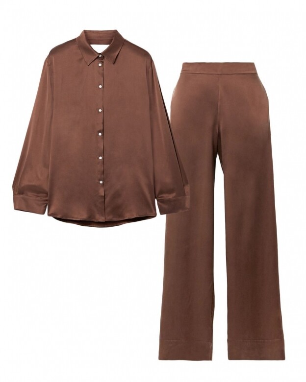 這款Asceno的啡色絲質套裝貫徹極簡風格，配搭高跟鞋能加強隆重感。