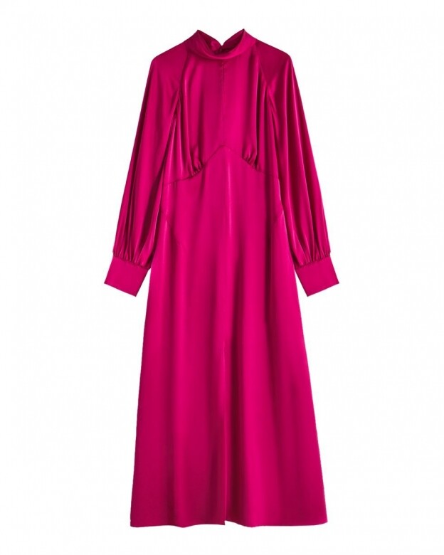 這款絲質緞面連身裙染成醒目的紫紅色，配搭白色靴子或亮橙色高跟鞋