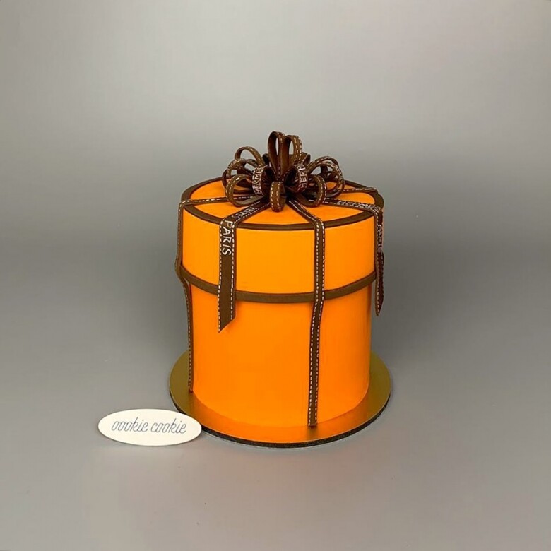 香檳桶、菠蘿油、手袋、甚至是Hermès盒子，其實全部都是蛋糕模仿的造型！緊貼