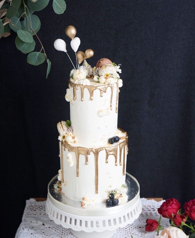 而最特別的地方就是蛋糕的精美造型。華麗的三層蛋糕，再配上鮮花、生日
