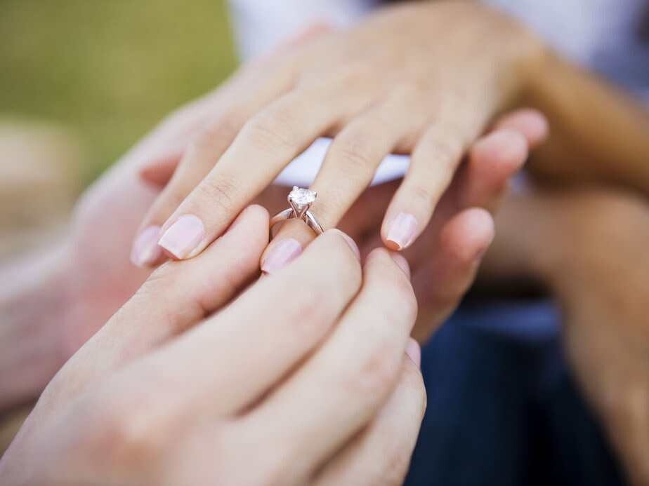 準新人結婚前該懂的5個鑽戒挑選守則！跟着挑求婚戒指才不會後悔！