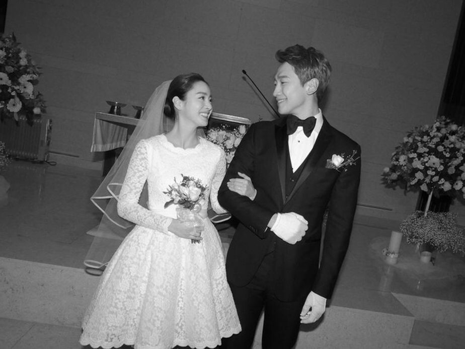 「短婚紗」登熱門搜尋!金泰希和Rain結婚當時親自設計的短婚紗大公開 「短婚紗」登熱門搜尋!金泰希和Rain結婚當時親自設計的短婚紗大公開