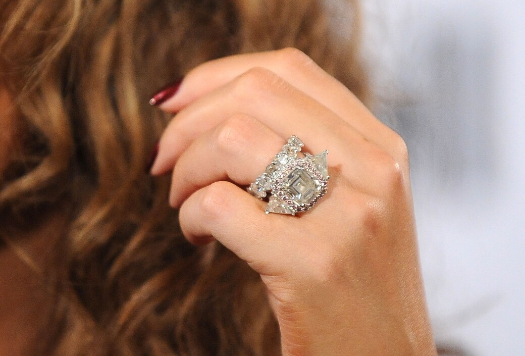 訂婚戒指：6卡心形鑽石戒指