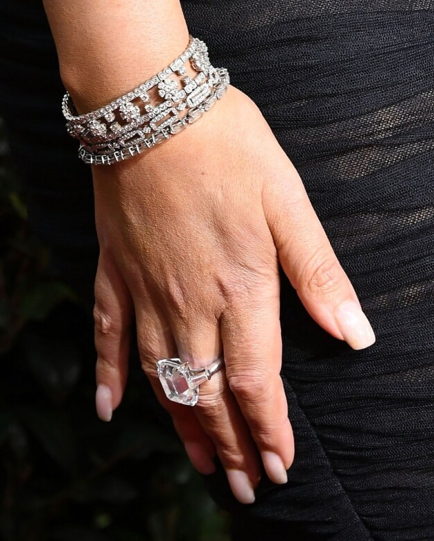 訂婚戒指：35卡祖母綠切割鑽石戒指