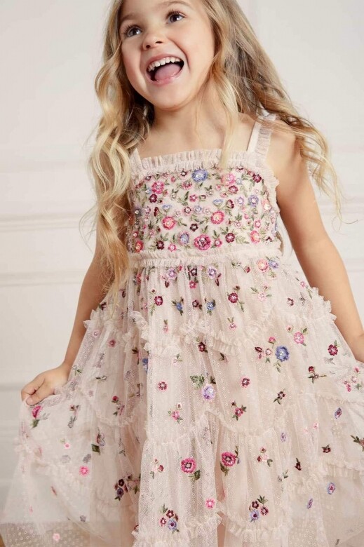 配合春夏主題的話可參考這款粉紅及粉藍色繡花喱士吊帶裙，凸顯女孩