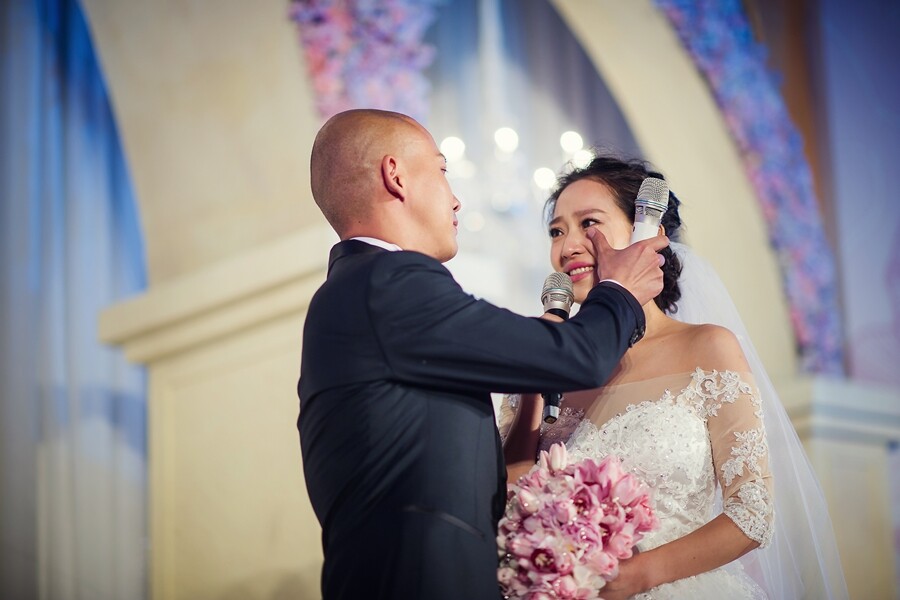 2014年8月，聶遠和秦子越舉行婚禮兼女兒聶子的百日宴，在儀式上，新娘談