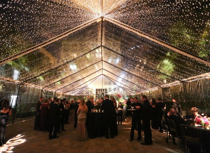 在花園內搭建大型帳篷，懸掛在帳篷頂部的LED燈串猶如漫天繁星，即便在