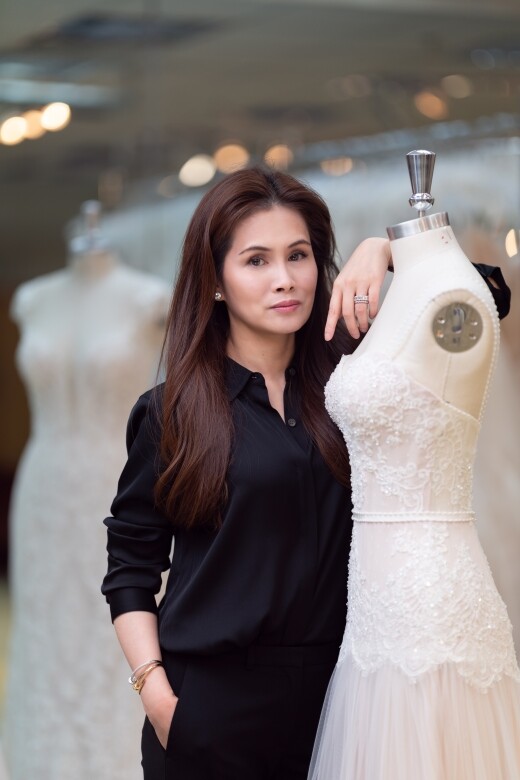 國際婚紗設計師Viola Chan擁有超過25年婚紗及晚禮服設計經驗，品牌深受全