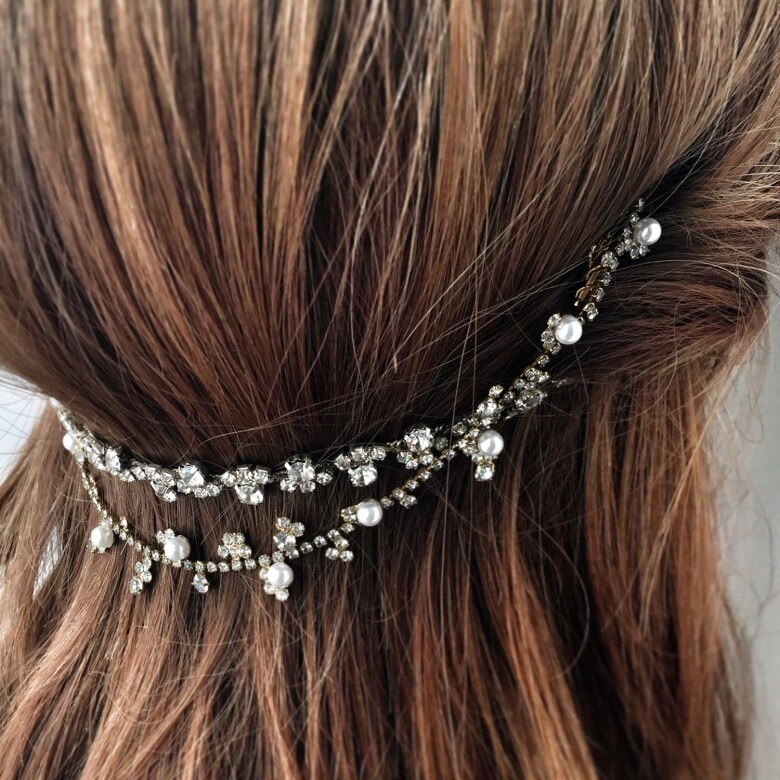 簡單的髮型最適合這種水晶和珍珠交互搭配的裝飾，有層次又有低調優