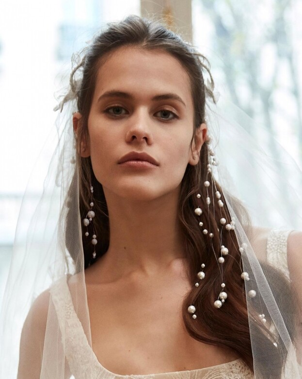 想要挑選素雅頭紗的新娘，可以選擇在髮後掛上一串串的珍珠，讓頭紗保