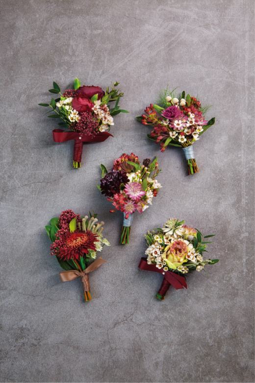 配搭各種花材的酒紅色襟花，高貴格調以不同層次展現。右上：紫苑拼龍船