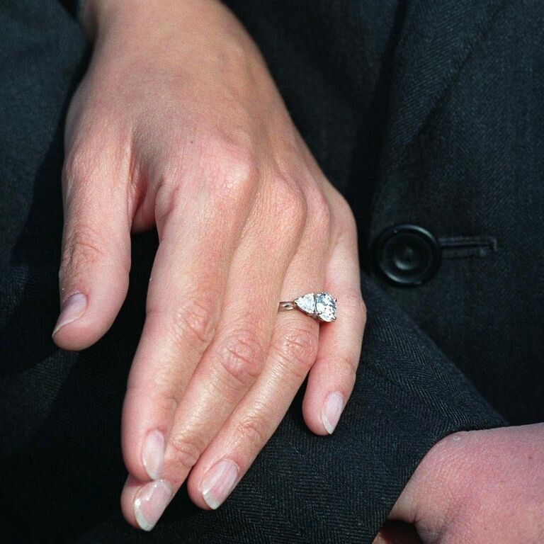 愛德華王子選擇了一枚設計相當傳統的婚戒，戒指的中間是一枚2克拉