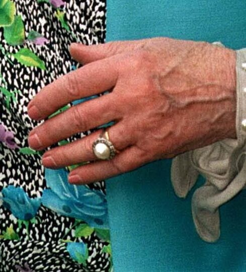 聞說約克公爵安德魯王子在求婚時，向Queen Elizabeth獻上了一枚藍寶石訂婚戒指