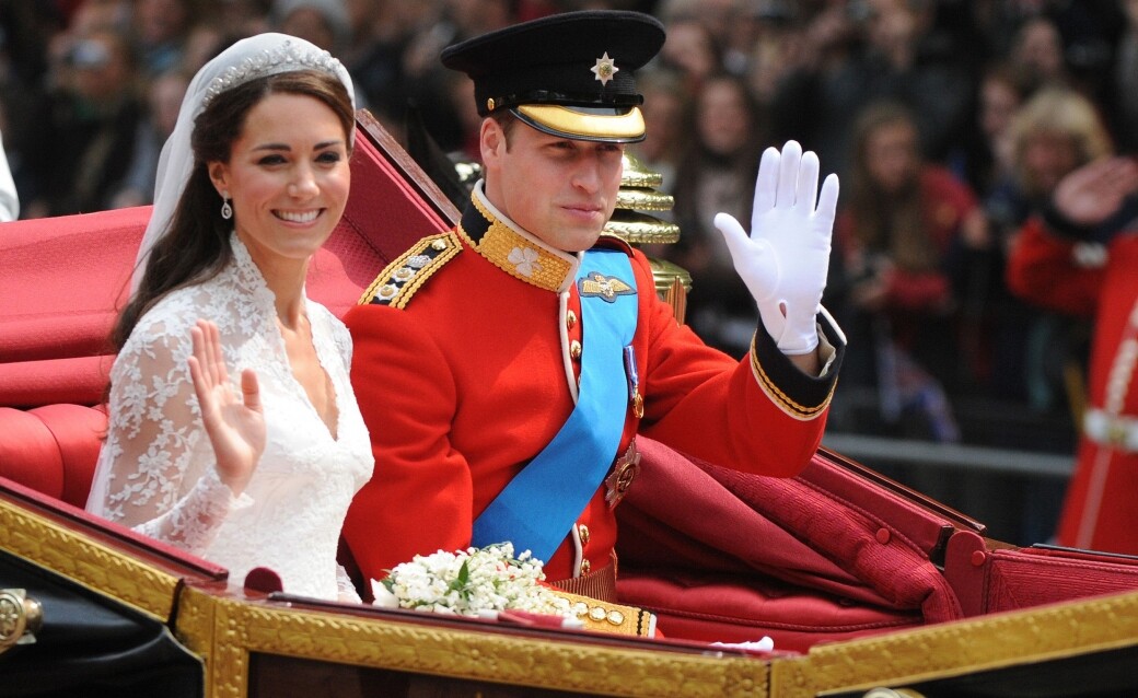 凱特王妃及威廉王子凱特的頭紗偏向中長度象牙色的薄紗，邊緣鑲有手