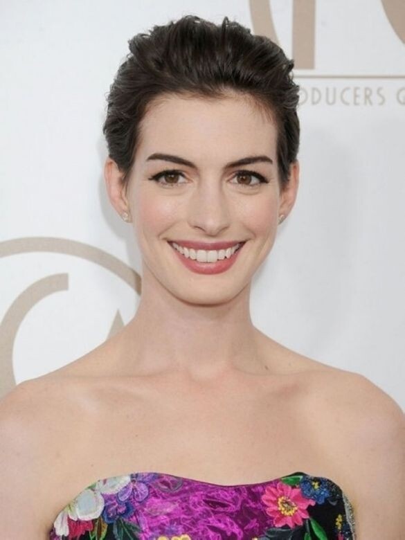 Anne Hathaway和Julianne Hough為我們示範了短髮同樣也能營造有層次感的髮髻。