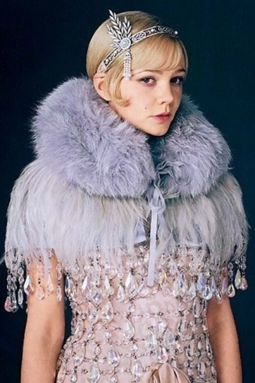 電影《The Great Gatsby》裡飾演女主角的Carey Mulligan，以一頭捲髮造型配搭奢華的服裝和頭