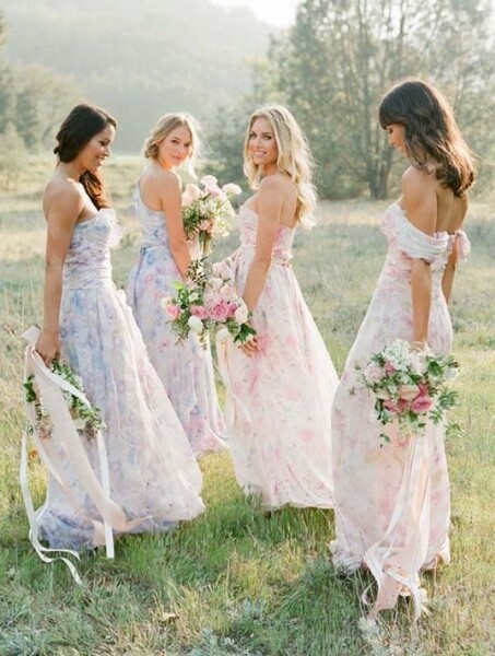 粉色系的印花長裙，配合簡單的姊妹髮型，恍如森林中的童話仙子。(Photo：Plump Pretty