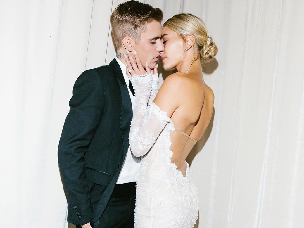 Hailey Bieber的Off-White婚紗繡上「這句話」超有愛！解構Justin Bieber老婆的結婚造型和婚戒
