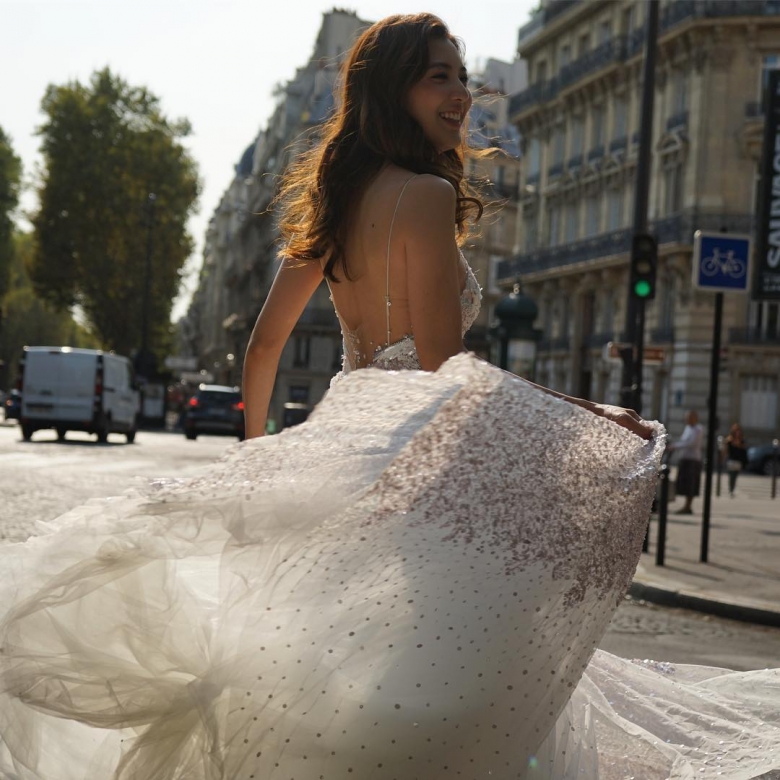 超級大露背的設計，前後都能展現新娘子的窈窕身材！