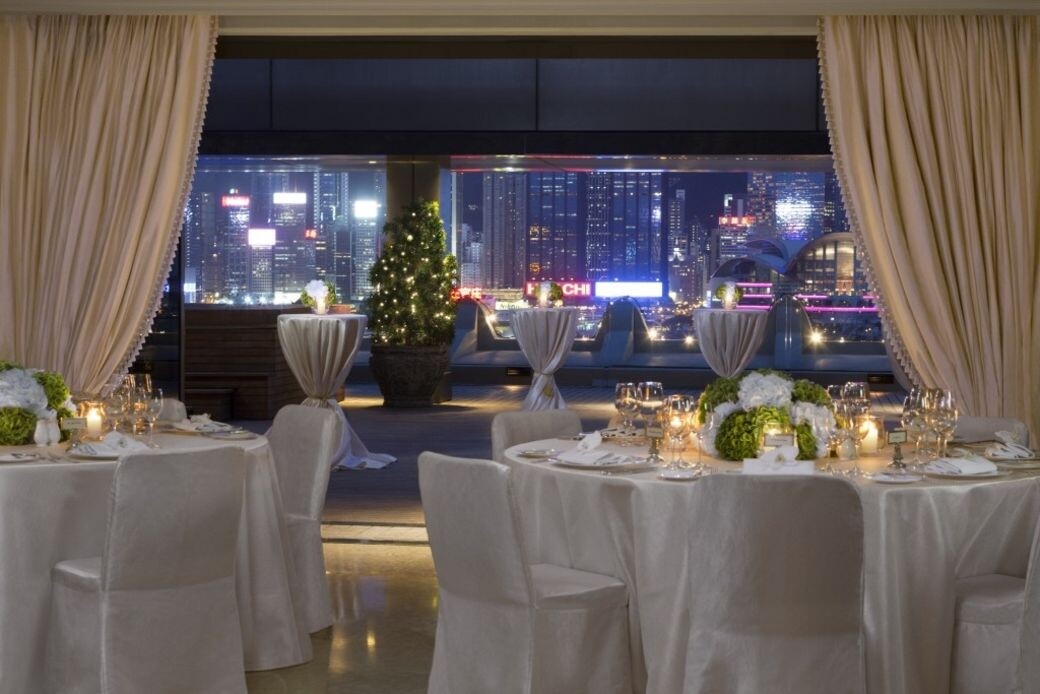 花園套房面向維多利亞港，新人和賓客可欣賞到浪漫的香港夜景。