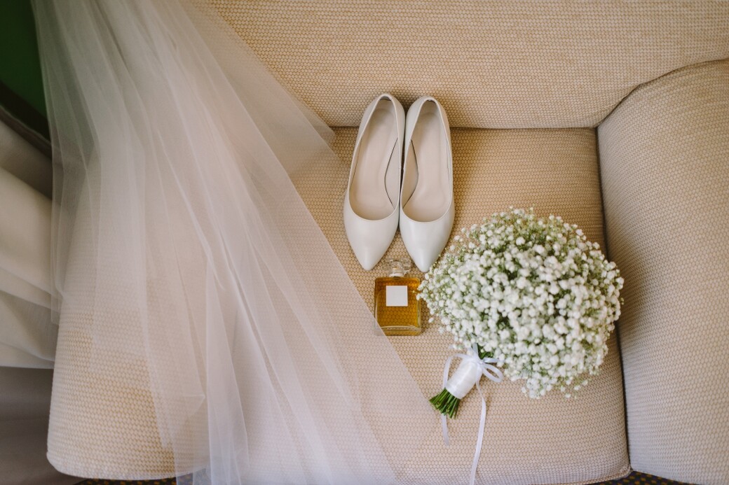 挑選鞋子的時候，要留意是否與婚紗的用料和色調一致。編輯建議，如果婚