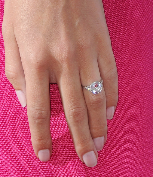 Rosie Hungtington-Whiteley的求婚鑽戒旁邊鑲有碎鑽作襯托。