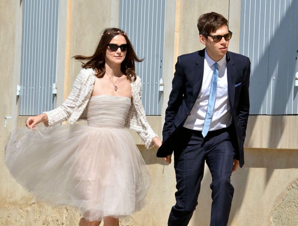 Keira Knightley婚禮上穿起及膝白色Rodarte連身裙，配搭簡約頭飾和太陽眼鏡，貫徹活潑