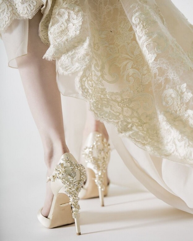 Badgley Mischka的新娘鞋從永恆到前衛款式都有，不論是綁帶涼鞋、寶石釦高跟鞋還